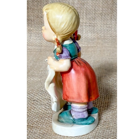 Vintage Mothers Helper Figurine Girl In Braids Holding Apron Porcelain Cottage - Picture 3 of 8